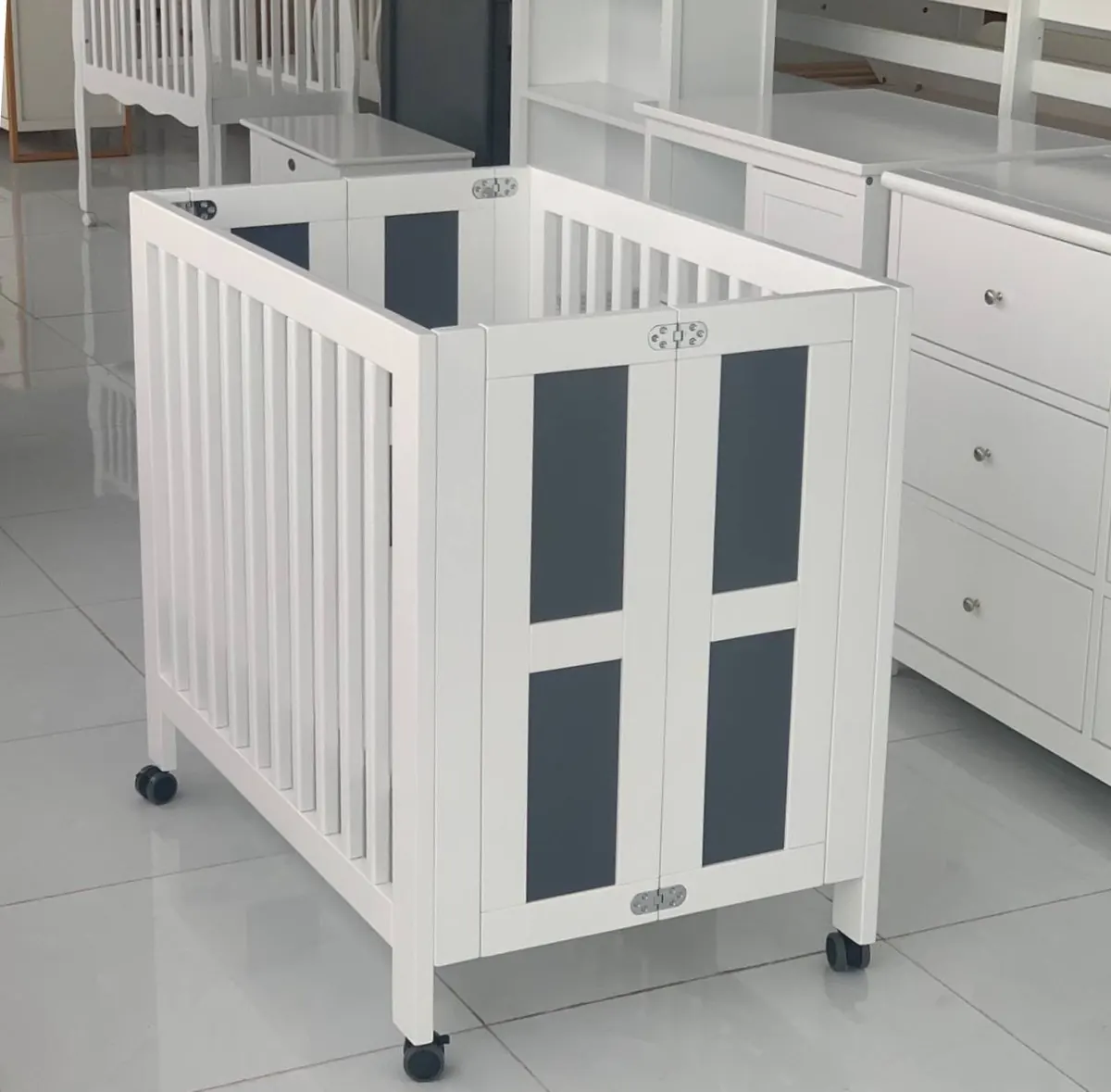 Foldable Wooden Crib with Wheels – view 2