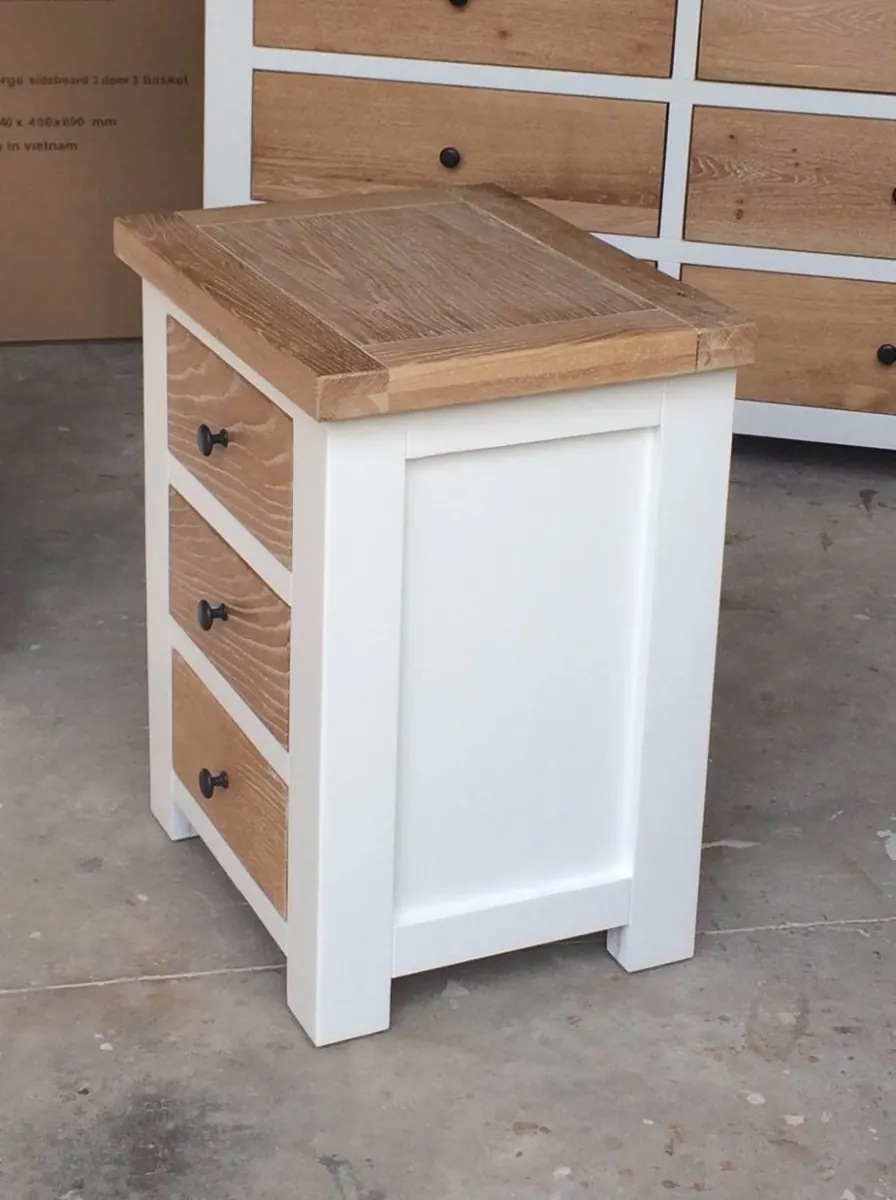 Oak 3-Drawer Nightstand – view 3